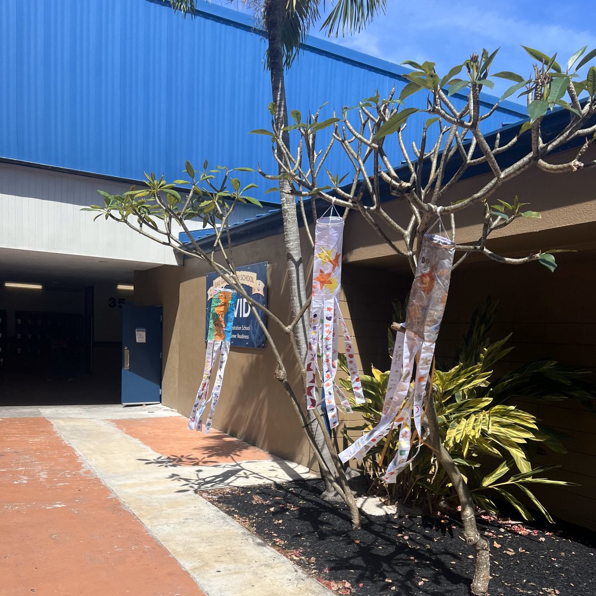 #FridayFriendsday @EauGallieHighSchool's courtyard is now adorned with the whimsical creations lovingly created by their students and our teaching artist Mary Moon! From vibrant swirls to dancing patterns, these windsocks will now bring joy to all who pass by! #WindsockWonders