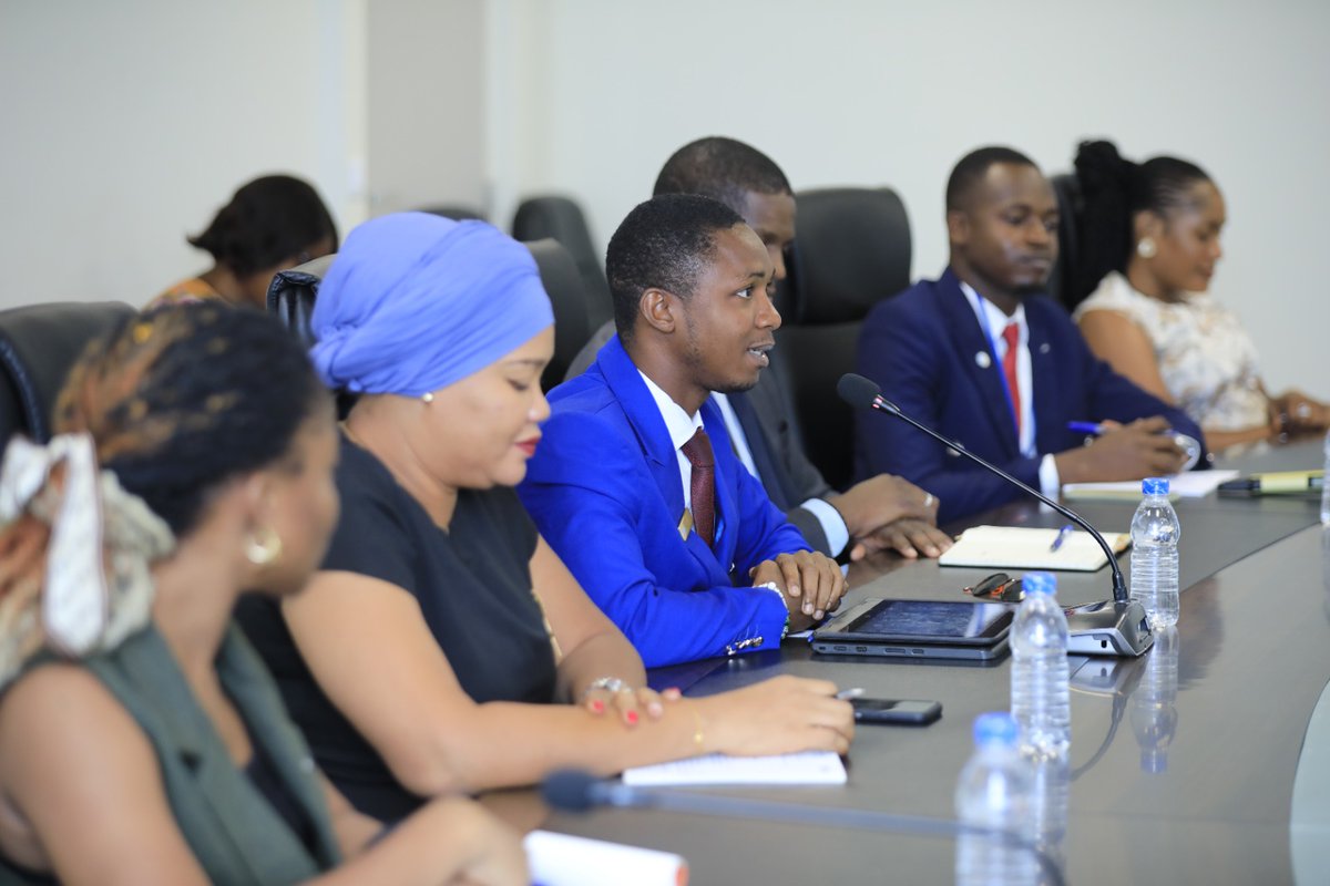 Le Ministre @Bruno_N_Kone a reçu en audience hier jeudi, une délégation de la Jeune Chambre Internationale Abidjan Ivoire. Conduite par son Président Exécutif, Monsieur Traoré Abraham Sidi, cette délégation est venue réitérer ses remerciements au Ministre de la Construction, du…