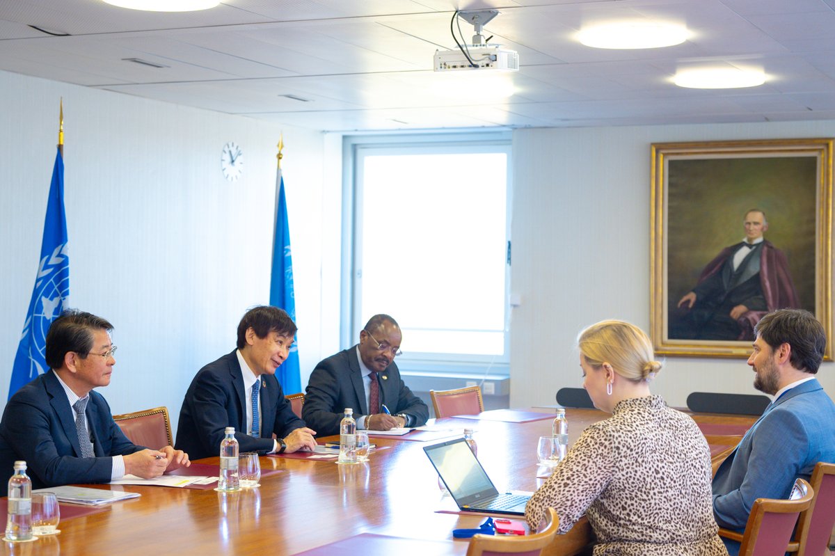 Excellent exchange with the delegation of the Regional Commonwealth in the Field of Communications (RCC), led by the DG Mr Alexey Borodin. We look forward to further strengthening our cooperation across many areas & maximizing our joint #PostalDevelopment efforts in Europe & CIS.