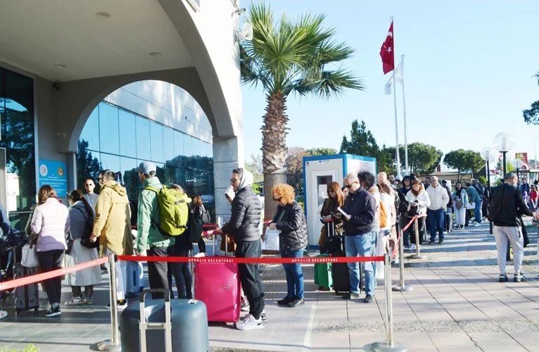 Bayram tatilinde 20.000 Türk, Yunan adalarına geçti.