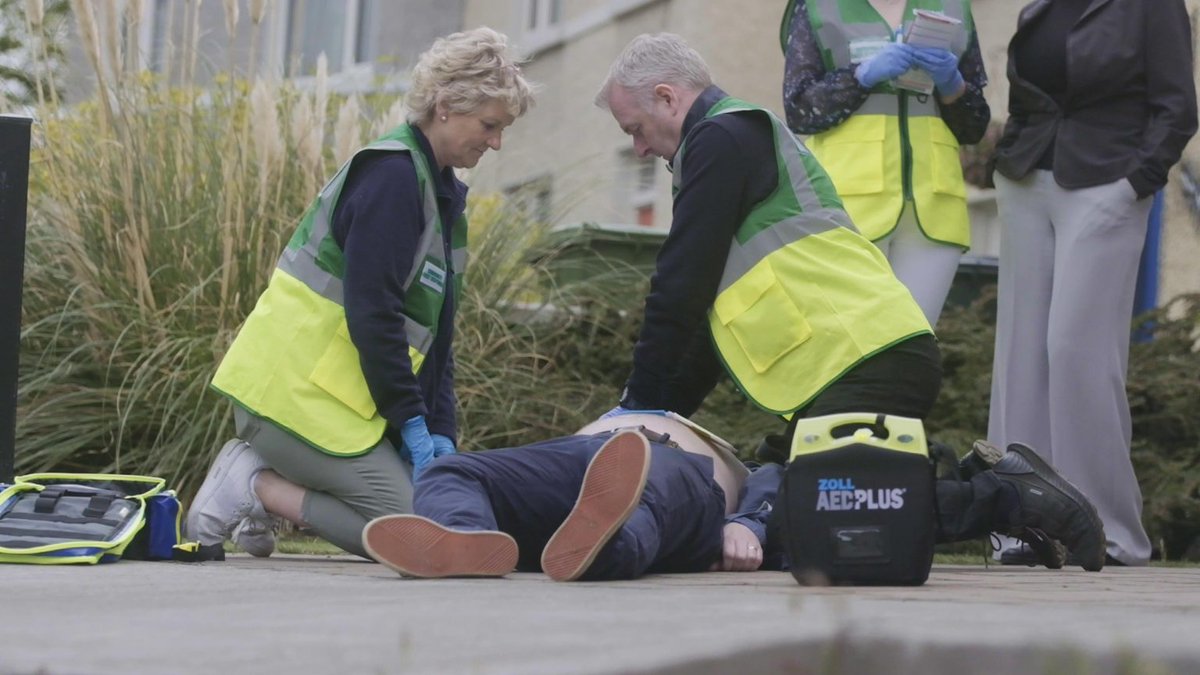 Community First Responders (CFR) are volunteers who are trained to attend certain types of emergency calls in their communities. They aim to get there in the first vital minutes before the ambulance crew arrives. Find out more here ➡️ becomeacfr.ie