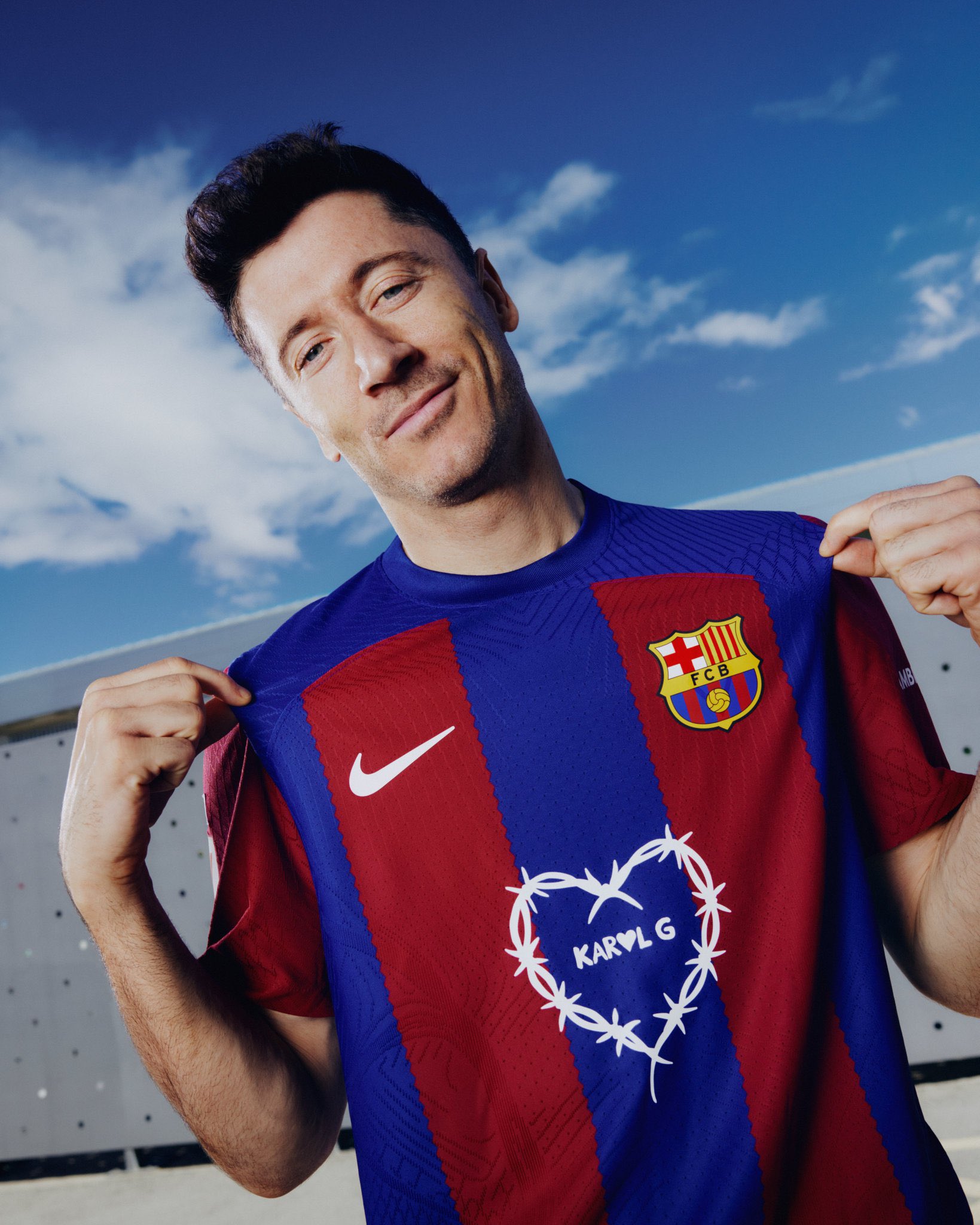 Robert Lewandowski posando con la nueva camiseta | FC Barcelona