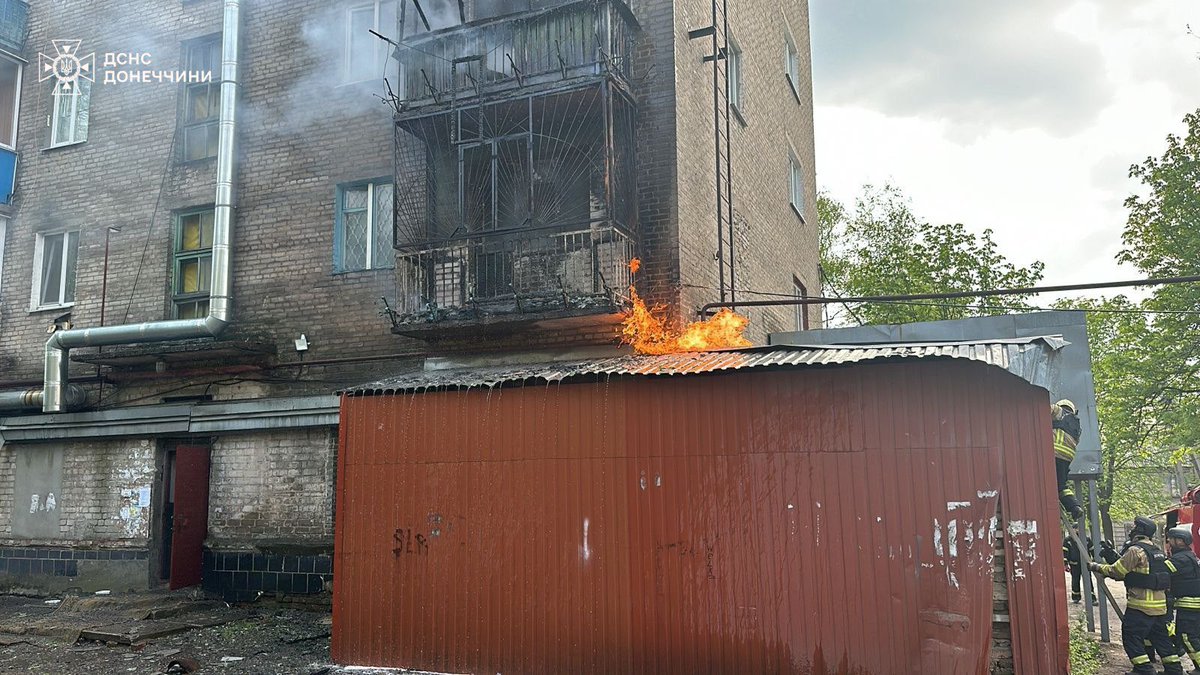 ❗️At least 3 people were injured in Konstantinovka, #Donetsk region, as a result of Russian shelling, the State Emergency Service (SES) reported.

A missile hit a five-story residential building. Rescuers have extinguished a fire covering an area of ​​150 square meters.

📷: SES