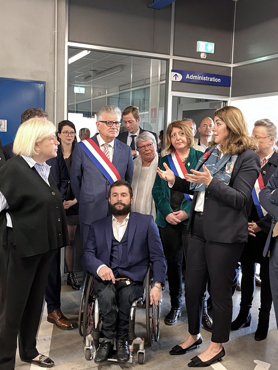 En visite ministérielle auprès de @CaVautrin, Ministre de la Santé, à @Invacare_France. Leader mondial du fauteuil roulant, l'entreprise propose + de 10 millions de configurations aux patients pour apporter des solutions adaptées aux diverses situations de handicap. Le