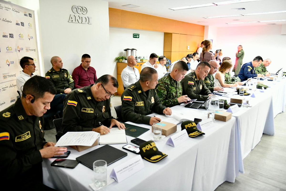 #AEstaHora Participamos del #EncuentroPorLaSeguridad en Antioquia. @mindefensa @AlcaldiadeMed @COL_EJERCITO @FuerzaAereaCol @ArmadaColombia @ConsejoGremial @ANDI_Colombia #TrinomioDeLaSeguridad #DiosYPatria