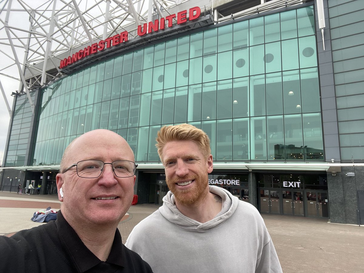 Just had the pleasure of playing pass with SUPER Paul McShane and his lad Loverly family , thanks for the photo @pmacca15