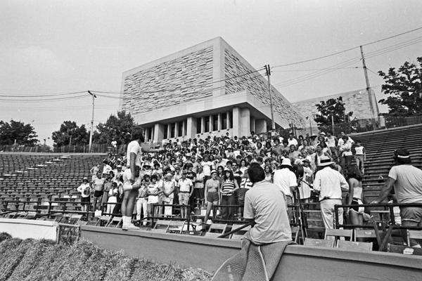 It's almost time for Little 5! If you haven't seen the 1979 movie 'Breaking Away' you really should. (The Wells Library makes an appearance!) Stream it online with your IUB login: iucat.iu.edu/catalog/197371… (click the 'Access for Bloomington' link) 📸: @iubarchives P0096326