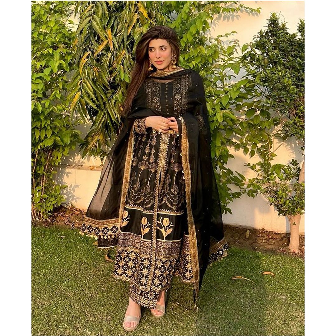 Celebrity duo Farhan Saeed and Urwa Hocane posed together in matching black outfits for Eid-ul-Fitr.

#DialoguePakistan #UrwaHocane #FarhanSaeed #EidAlFitr2024 #EidUlFitr #EidCelebration #Eid_Mubarak #traditional #kurtashalwa