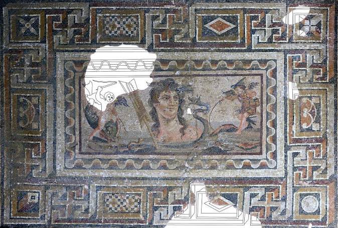 UNESCO Dünya Miras Geçici Listesi'nde yer alan Adana’daki Anavarza Antik Kenti’nde bir villanın banyosuna ait havuzun tabanında bulunan Anazarbos Tethys mozaiği. Deniz tanrıçası Tethys mozaiği 3. yüzyıla tarihlenmiş. İki yanda olta ile balık avlayan Eros figürleri de çok güzel.