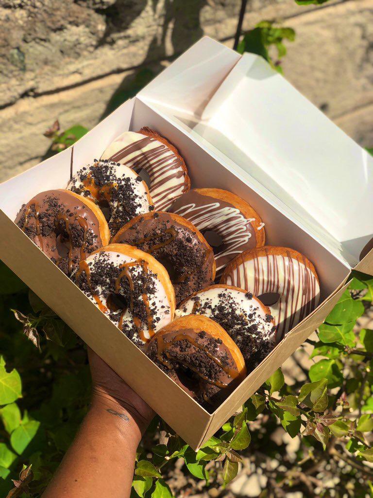 Heyyah!! I have 4 boxes of doughnuts 🍩 that I’m selling at 700/=; The box has: 6 chocolate Oreo doughnuts 3 white and milk chocolate doughnuts If interested please feel free to hit me up 🤙 to get yours. Please RT and interested sweet tooth might be on your TL 🍩🥳