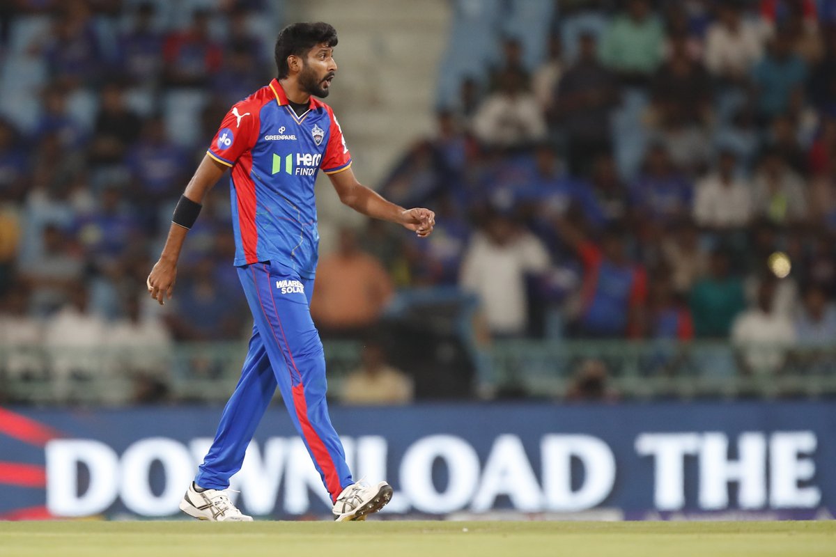 The #LSG left handers fall to the left arm quick of Khaleel Ahmed ☝️☝️

Quinton de Kock & Devdutt Padikkal 🔙 to the pavilion! 

The home side moves to 57/2  at the end of powerplay.

Follow the Match ▶️ bit.ly/TATAIPL-2024-26

#TATAIPL | #LSGvDC