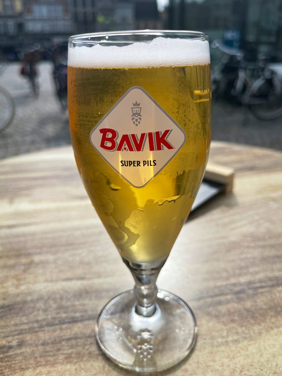#CraftBeer #BeerLover #Beer #BeerByPhilippe #Mechelen #Makadam Soon, you won’t be allowed into Mechelen unless you come by bike! Sitting on the main square on the terrace of Café Makadam. Enjoying a delicious porter by Espiga (SP-Barcelona region), 5,5%ABV & Htje a pils by Bavik.