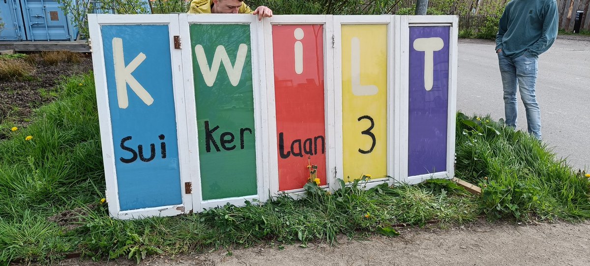 Om voor onze bezoekers nog duidelijker te maken waar ze ons kunnen vinden, hebben wij (<a href="/Ideeenjagers/">Ideeënjagers</a>) een groot bord gemaakt van vijf oude ramen! Denk je dat het genoeg aandacht trekt?