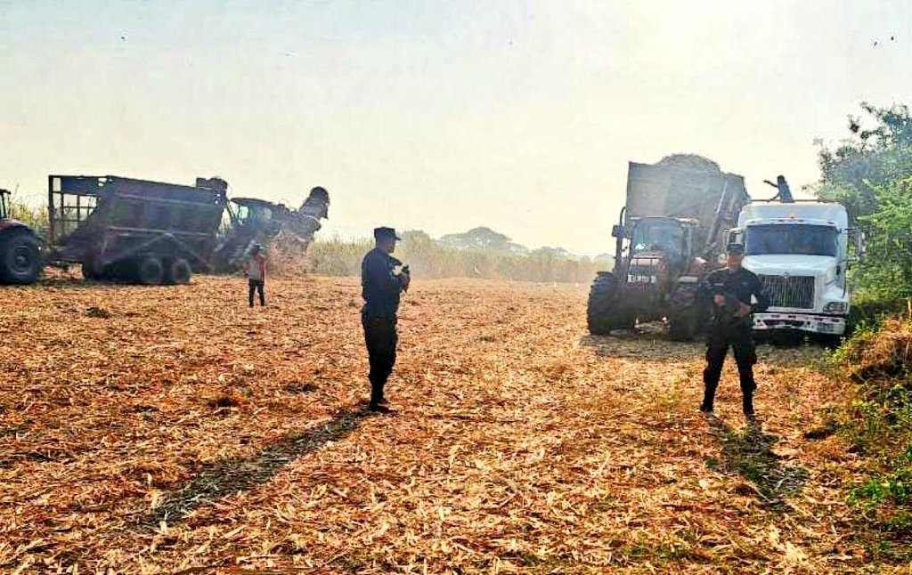 PNCSV's tweet photo. Los trabajadores de la zafra realizan sus actividades con total tranquilidad.

Nuestros agentes garantizan la seguridad del sector agrícola de todo el país.

#PlanControlTerritorial https://t.co/zQmma3RDBY