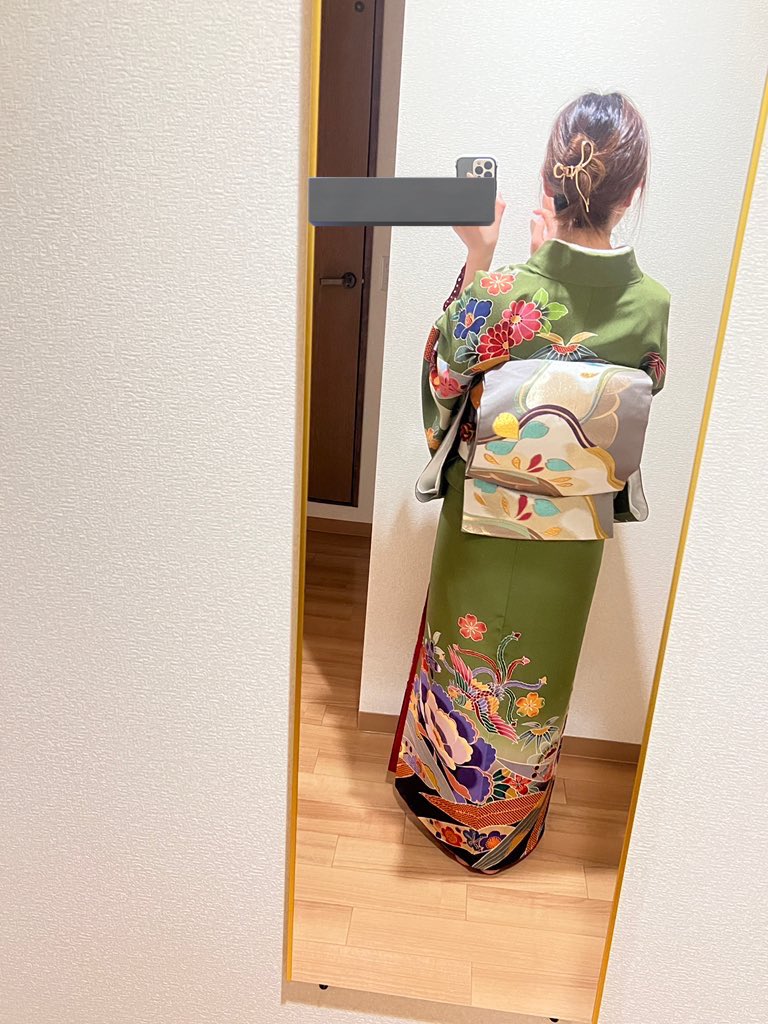ring_se_'s tweet photo. 結婚式にお呼ばれしたのでレンタル訪問着練習！
鳳凰と牡丹の紅型染
緑の着物似合う気がしてたけど持ってなくてやっと着れた
とっても可愛い、欲しい…帯締めも変わったやつで…欲しい…
サイズは程々に良かったけど、やっぱ身丈長いわねレンタル

今回の反省は二重太鼓の帯がちょっとずれたりしたこと https://t.co/Ab3N2PnKgI