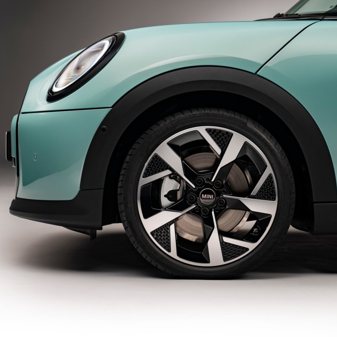 Yeni MINI Cooper 3 Kapı’nın kalbini ele geçirmesine izin ver.💚 İkonik tasarıma bir de bu açıdan bak.🔍 #MINICooper #MINI3Kapı #BIGLOVE