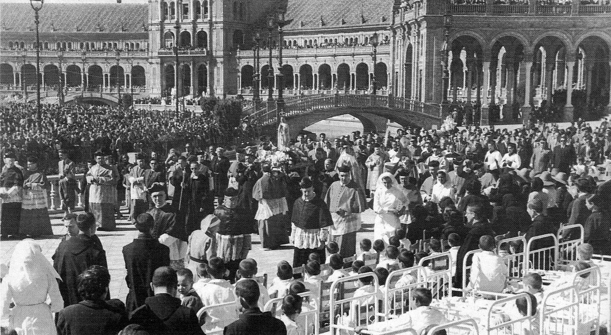 Tal día como hoy hace 73 años (1951) la virgen de Fátima procesionaba por la plaza de España. Al multitudinario acto asistieron 3.000 enfermos en sillas de ruedas, camas y camillas, aparte de fieles y devotos.