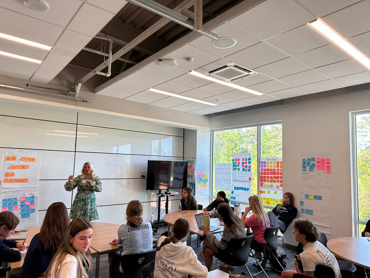 G9 students organized their own guest speaker for Live Event Production today, Sandy from The Party Doll! She answered questions and gave great advice about throwing successful events as this cohort works to develop and host their own big event next month. #ibl #externalexpert