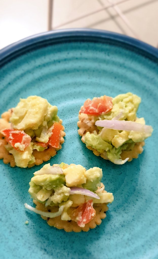 These avocado/cheddar cheese puris are so yummy and filling. Could have put some sev but didn't feel like adding it. It was still awesome. #NimbooEats ✨