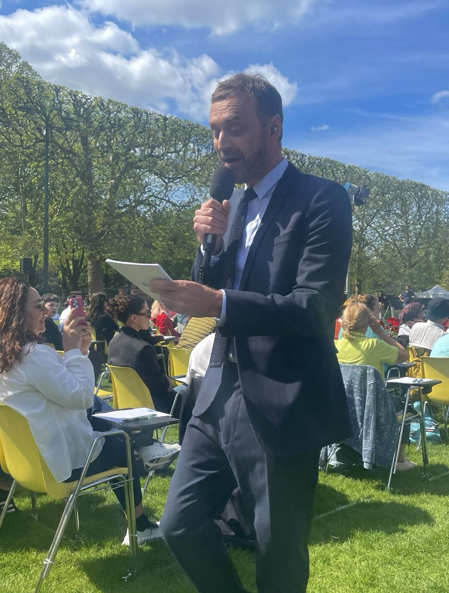 📝 Dans l'effervescence des Jeux Olympiques, 🥇 le formidable Augustin Trapenard se fraye un chemin à travers les participants, captivant l'attention avec son éloquence et son charisme pendant la grande dictée organisée au pied de la Tour Eiffel. 🇫🇷 dicteepourtous.fr