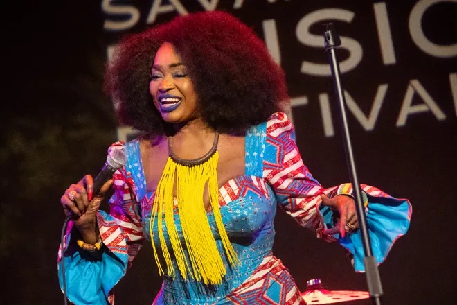 #People #Musique
La superstar malienne #Oumou_Sangaré ouvre le Savannah Music Festival 2024  et remue la foule. Le SMF, connu pour son mélange unique de jazz, de musique classique et de musique roots a débuté le jeudi 28 mars et continue jusqu'au samedi 13 avril 2024.