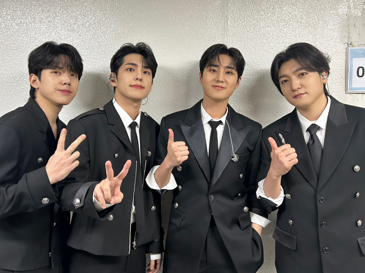 day6official's tweet photo. [ #DAY6_BEHIND ]

끝없는 가능성 중에
서로를 발견한 우리🍀

My Day 덕분에
마냥 행복했던 첫째 날💚

#DAY6 #데이식스
#DAY6_CONCERT
#Welcome_to_the_Show https://t.co/j0IjneZw7u