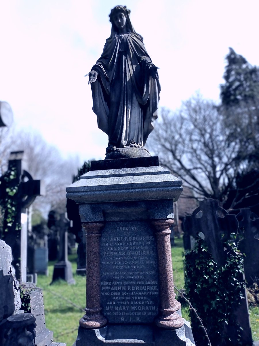 Walking around this amazing place last Friday @ExpGlasnevin. Thanks to @stecallaghan01  for the info I believe I'm what is known as a taphophile! #dublin 💚