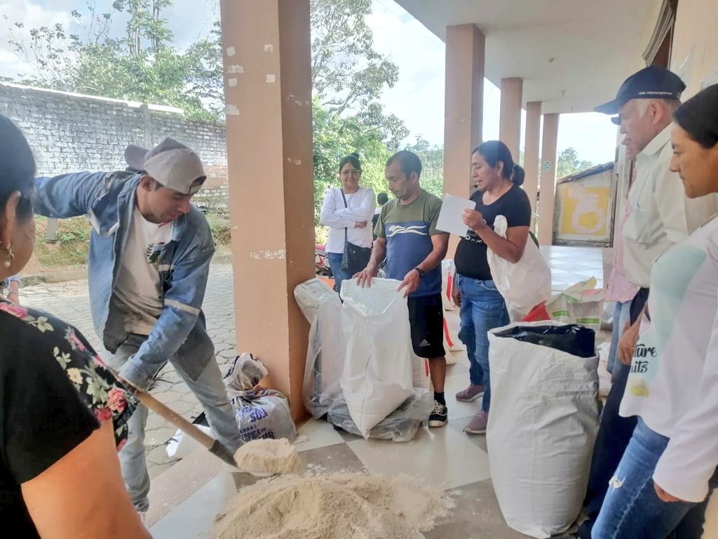 Agricultura_CZ7's tweet photo. #Loja | Con la participación de la Asociación de Productores Nueva Vida del cantón #Quilanga📍 parroquia San Antonio de las Aradas, se desarrolla la socialización de programas y proyectos del MAG y el taller elaboración de sales minerales, como suplemento alimenticio. https://t.co/6PjpZciMks