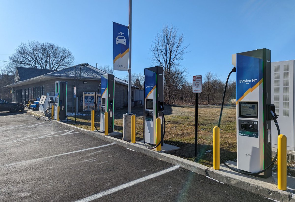 #OnTheMove: Our #EVolveNY high-speed network continues to expand across NYS. Four chargers capable of dispensing 350 kW are available at Crosby’s convenience store in Friendship off I-86 in Allegany County in #WNY. That makes 43 locations with 38 more in development! #EarthMonth