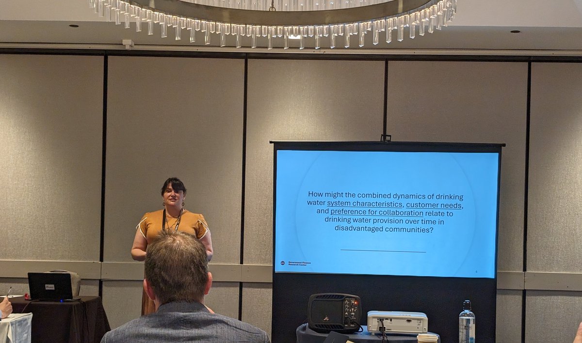 Sold out! 🔥🔥 Our panel Understanding the processes of development of collaborative governance networks.

<a href="/KANetworkGeek/">Dr. Kate Albrecht</a> sharing insights on water Regional Public Services Organizations