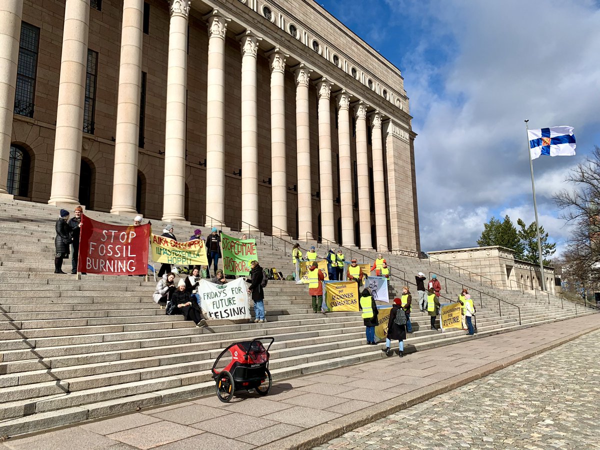 Awesome group today at #FridaysForFuture #Helsinki💚🇫🇮 Week 291💪 We gather on the stairs of the Parliament of #Finland EVERY Friday from 10-12 to demand #climateaction from our elected representatives inside🙌🙌 Everyone is warmly welcome. Come join!🤗 #ilmasto #ilmastokriisi