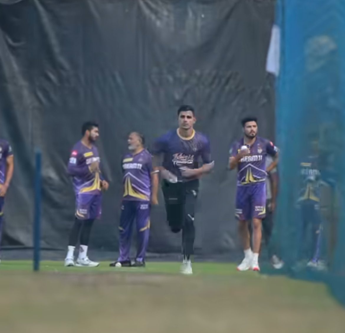 🚨| Avinash Singh Manhas, who was previously with RCB, is a net bowler with KKR. Avinash is quick and has even been compared to Umran Malik in terms of speed.

#KKR | #IPL2024