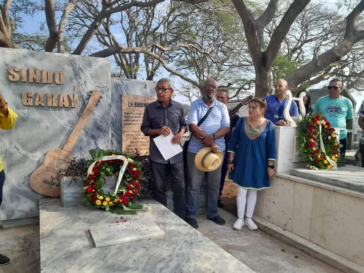 Rinden homenaje en necrópolis de #Bayamo al trovador #SindoGaray al músico Carlos Puig Premión y #ElBlado poeta, periodista, promotor cultural Bladimir Zamora. #LaCulturaEsLaPatria @JackelinePerezV @IsmaraWalter @triana_alexis