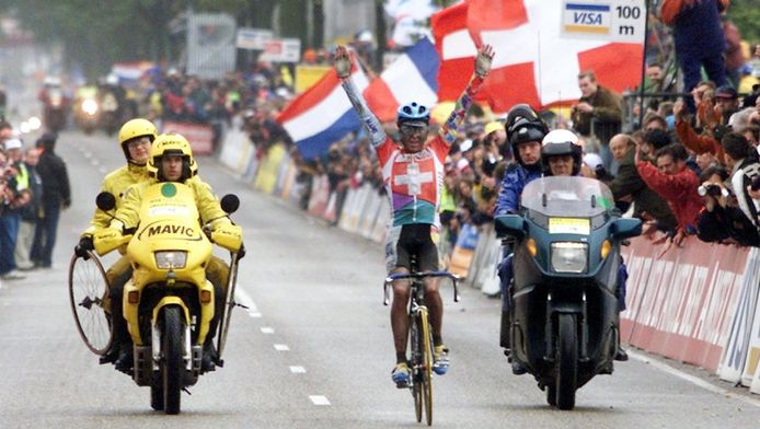 Camenzind however had the day of his life. He didn't explode on the final ascent of the Cauberg. He brought home the first Swiss world title since 1951! Van Petegem sprinted to 2nd ahead of Bartoli. 18/21

Video: youtube.com/watch?v=iIFB_e…
nos.nl/video/415553-w…