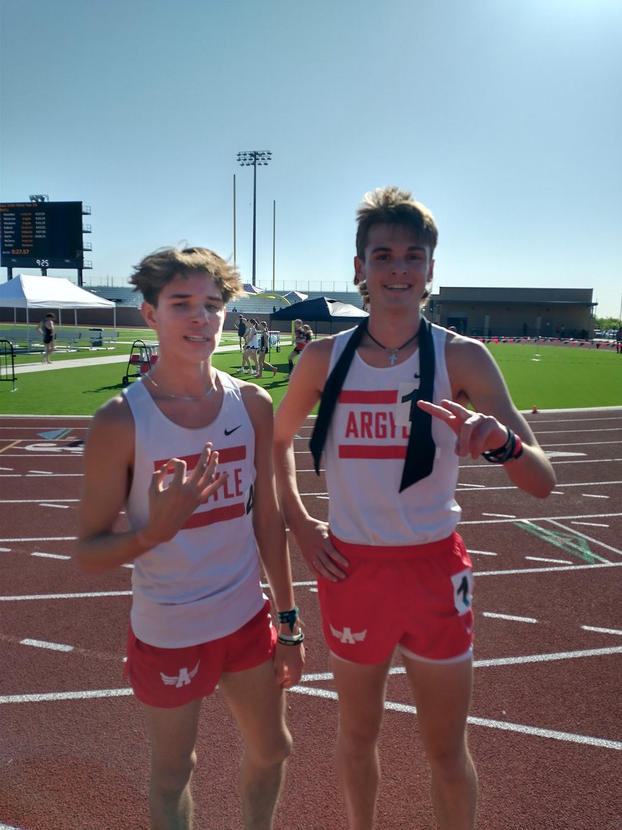 🥈for @TylerWestrom and 🥉for @BrianWoolums94 in the 3200! Both advance to Lubbock!