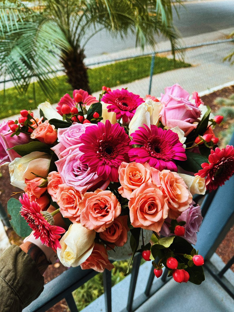 Went for a soft & romantic vibe for this weeks diy bouquet 💕✨ roses & daisies