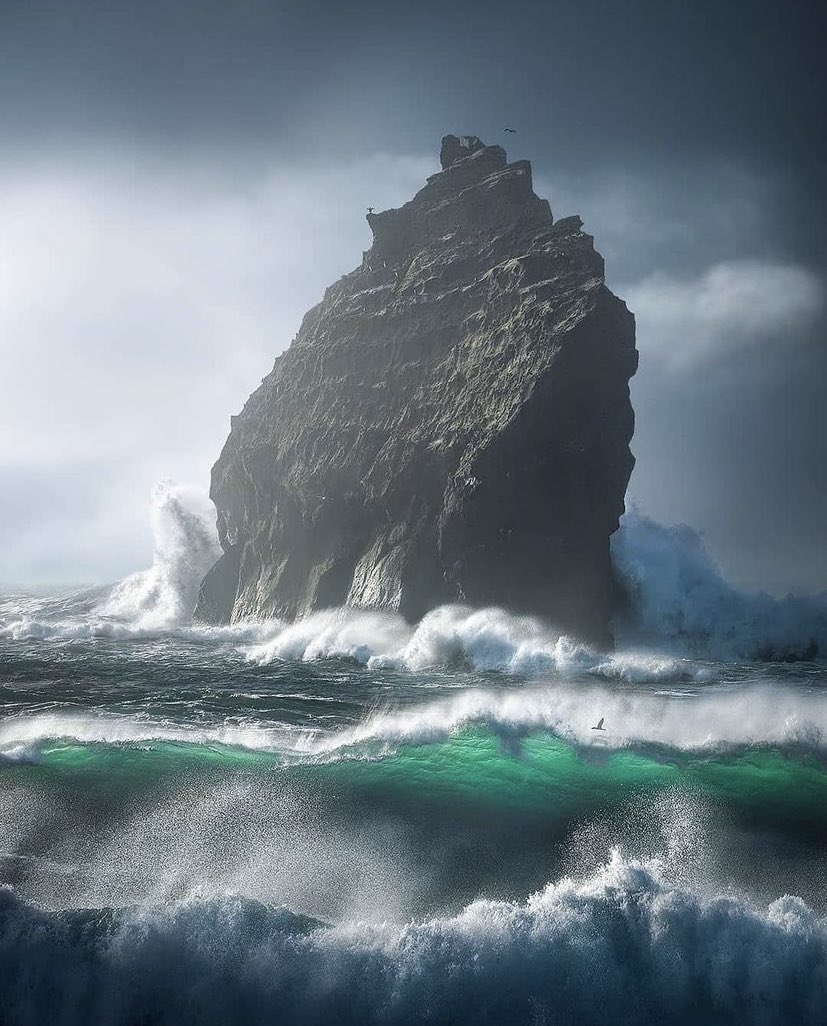 Crashing waves in Iceland 🇮🇸