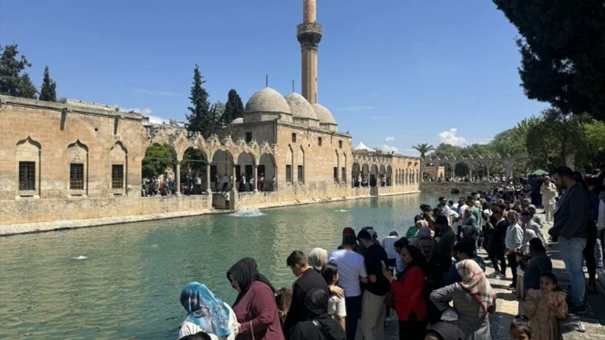 Güneydoğu Anadolu Bölgesi'nde turizmin önemli duraklarından birisi olan Şanlıurfa'daki tarihi Balıklıgöl, 9 günlük Ramazan Bayramı tatilinde en çok sayıda ziyaretçi çeken yer oldu.