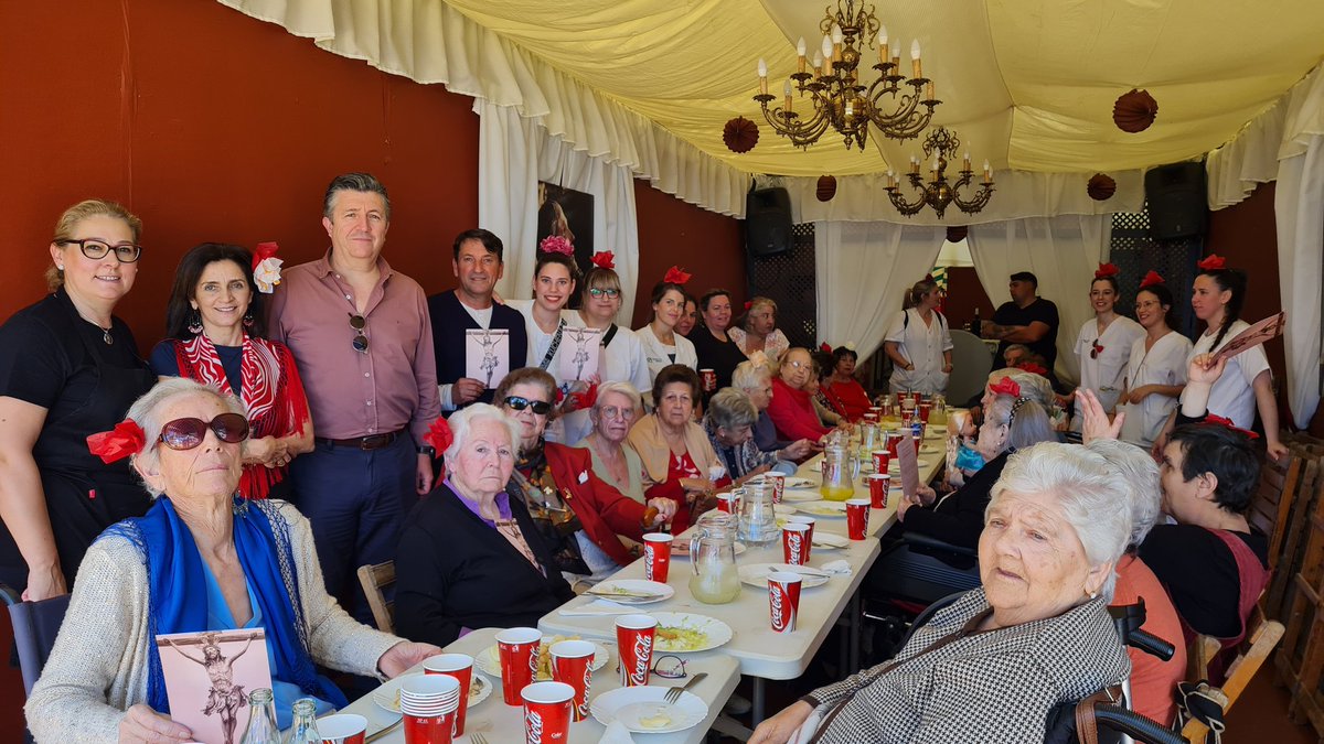 ⚫ Los mayores de la Unidad de Estancia Diurna de Salteras han estado almorzando en la caseta de la Hermandad en este viernes de preferia. ¡Un placer contar con ellos! 😃 #Cachorro24