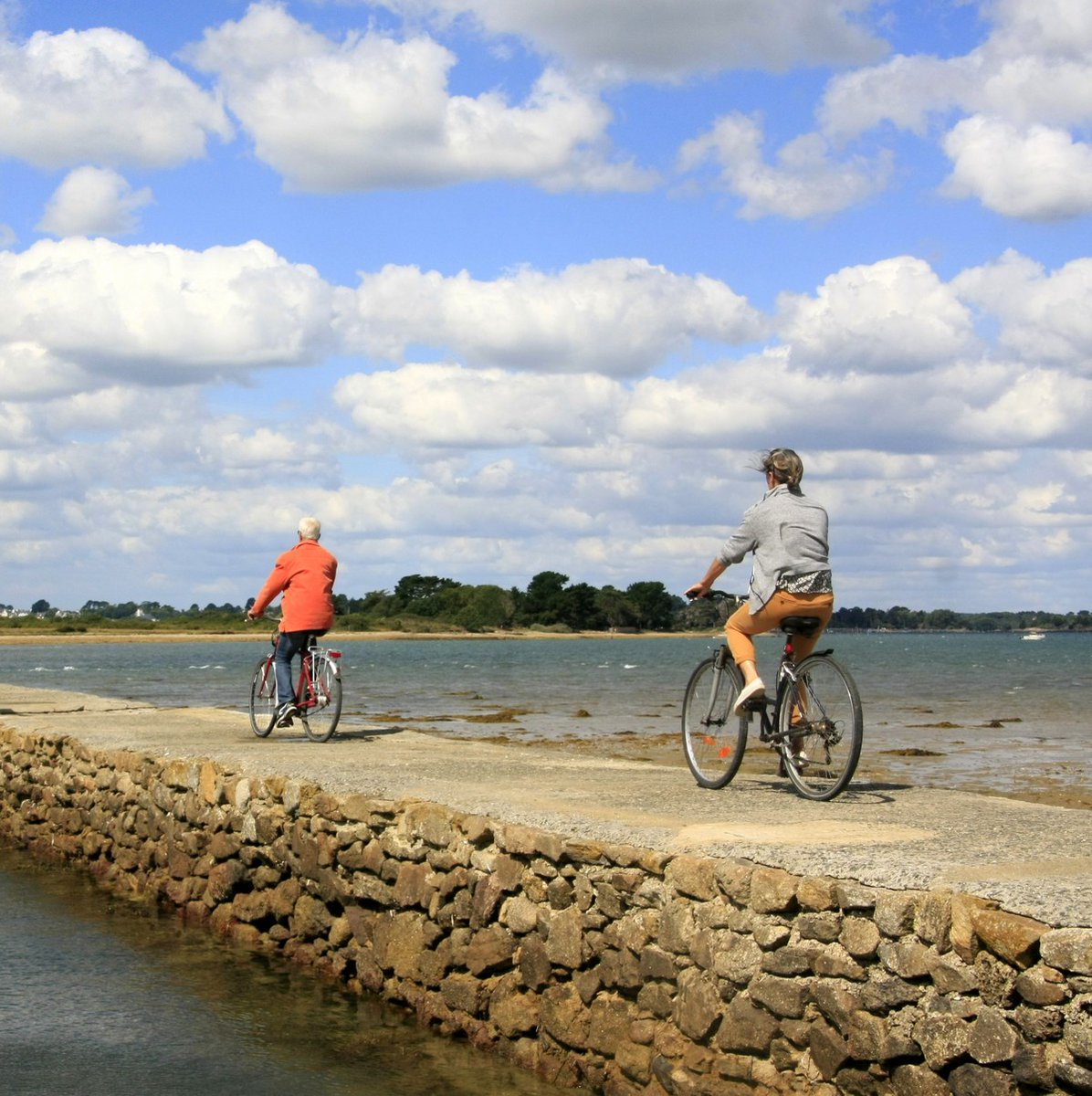 📢 Attention ! Île d'Arz, départ dans 5 minutes ⛴ Au programme : détente, bateau, rando, vélo et repos 😊 Les joies d'un séjour printanier sur les îles 💦🌷

📷 S.Bourcier

#morbihan #morbihantourisme #miamorbihan #bretagne #weekend #vacances #printemps #iles #iledarz