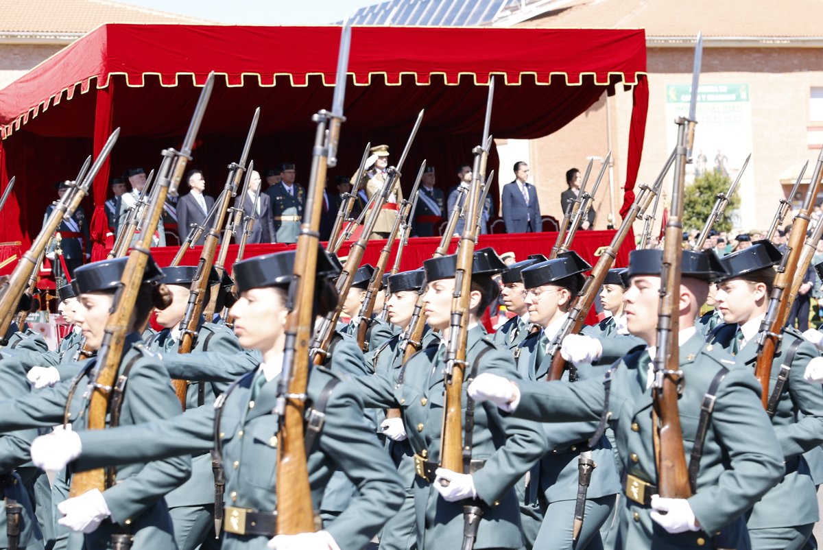 El Rey, en la Jura de Bandera de los 2.039 alumnos de la Academia de Guardias y Suboficiales de la Guardia Civil de Baeza (Jaén) y del Colegio de Guardias Jóvenes de la Guardia Civil de Valdemoro (Madrid) que comenzaron su formación en enero. ➡️casareal.es/ES/Actividades…