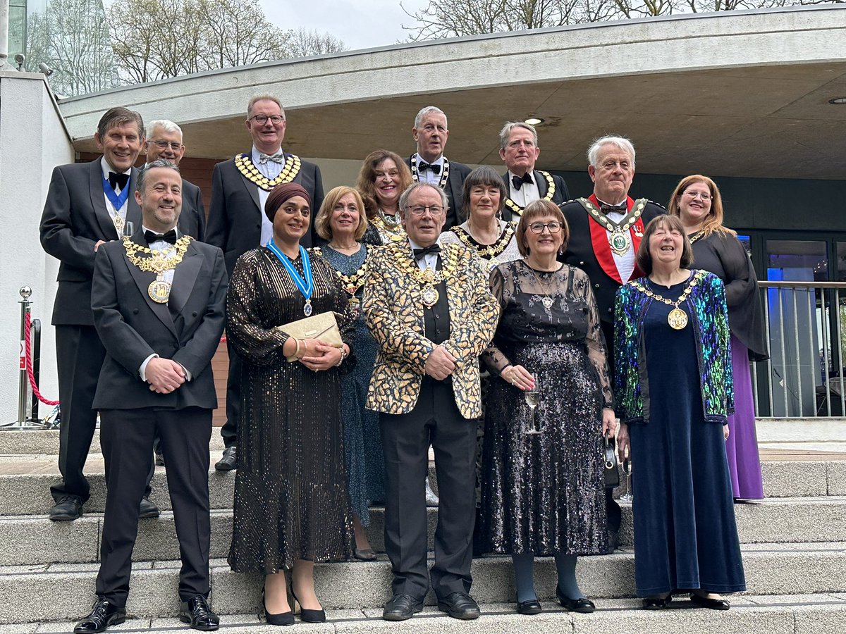 Delighted to attend #mayorofleamingtonspa Councillor Alan & Sarah Boad civic dinner to aid @HELPINGHANDSLWK project who give practical support to those struggling with the causes and effects of homelessness and trauma by providing #handsup 👏👏
#jephsongardensleamington
