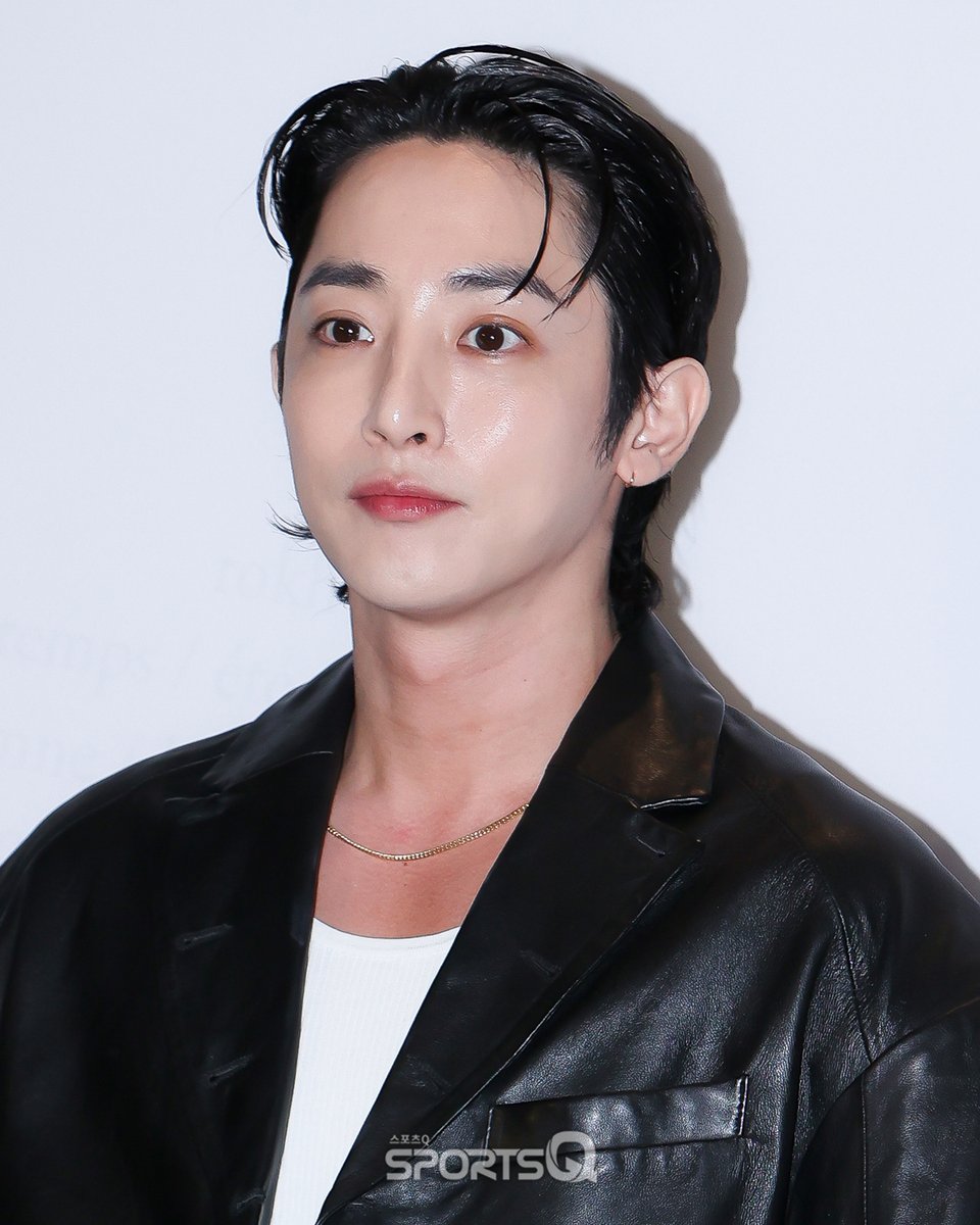 [#포토Q] 240411 이수혁 rokh X H&M 포토콜 📌sportsq.co.kr/news/articleVi… #이수혁 #LeeSoohyuk #rokhHM #rokh #HM