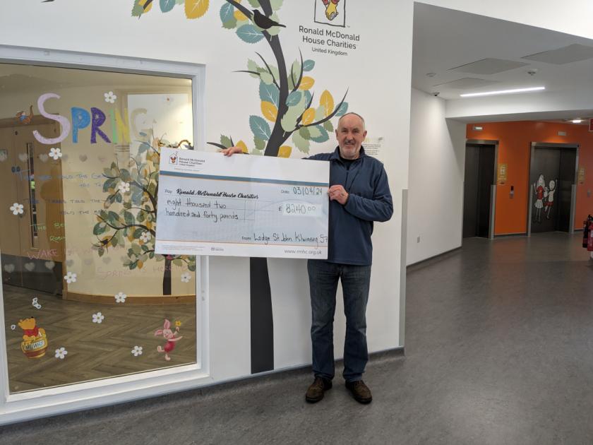 A GRANDAD presented a cheque for £8,240 to a hospital charity in memory of his grandson who died with a hole in his heart. dlvr.it/T5QPW1 🔗 Link below