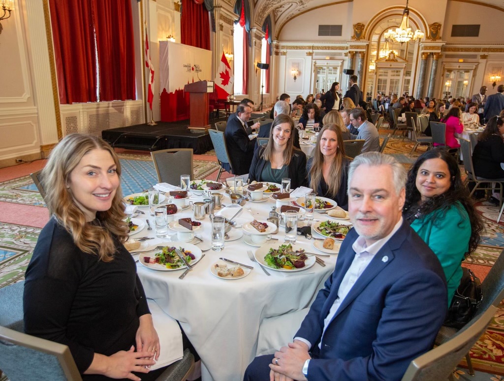 A belated memory from this week's @cdnclubottawa luncheon (thank you, Board Director @DanielleMcGee , for the photo). It is always great to join and hear about the Club's impactful and interesting guests. Along with my @UnitedWayEO colleague @prettyprabhu we had the opportunity…