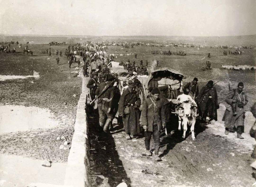 Balkan Harbi’nin acı hatırasından,
ordunun geri çekilmesiyle göç kafileleri birbirine karışmış. Kolera ve yokluğun kol gezdiği anlardan.
Perişan hallerimiz.