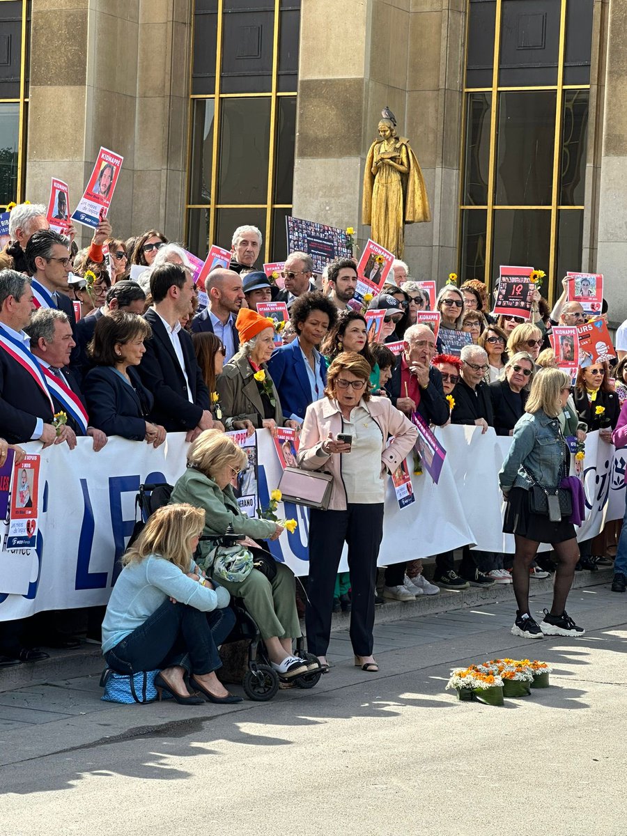 Comme tous les vendredis au Trocadéro avec les Mères de l’Espoir pour demander la libération des otages.