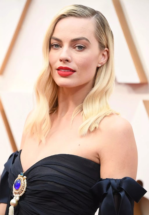 Margot Robbie's new hair colour has sparked a surge of sales for strawberry blonde hair dye *affiliates ok.co.uk/lifestyle/beau…