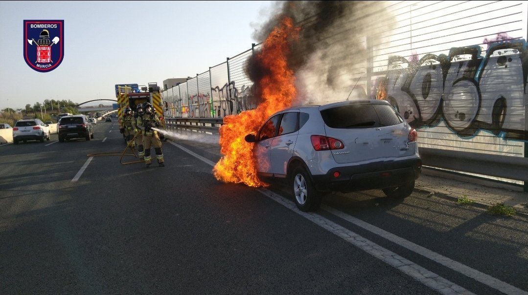 Incendio de un coche en la A-30 de Murcia