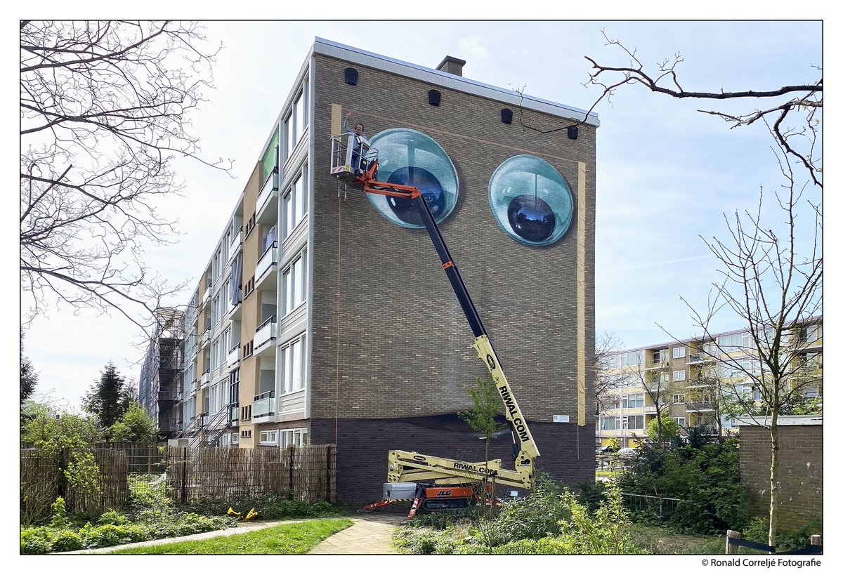 De bekende pretoogjes en de big smile zijn bij het starten van een nieuw project het visitekaartje van de Utrechtse kunstenaar JanIsDeMan.
Het is hier een prachtig  tijdelijk “opwarmertje” voor een nieuwe muurschildering op het Utrechtse #kanaleneiland waar vandaag mee gestart is